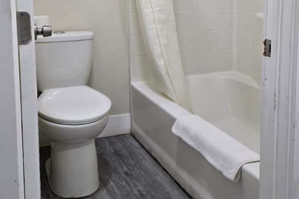 Foto van Toegankelijk tweepersoonsbed (Queen size)|Nsmk - Vakantiehuis in Victorville CA - BathRoom