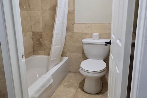 Foto van Toegankelijk tweepersoonsbed (Queen size)|Nsmk - Vakantiehuis in Victorville CA - BathRoom