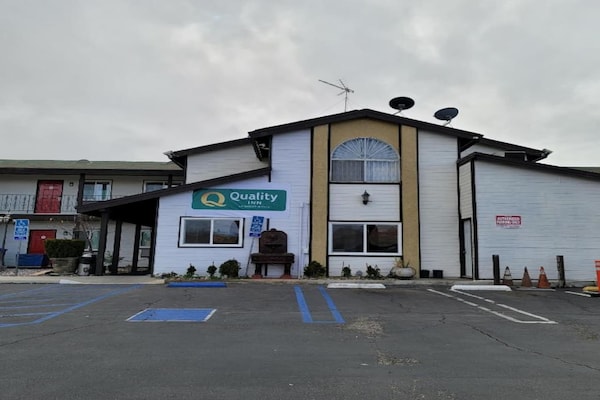 Foto van Toegankelijk tweepersoonsbed (Queen size)|Nsmk - Vakantiehuis in Victorville CA - ExteriorSummer