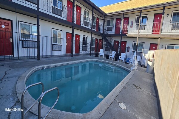 Foto van Toegankelijk tweepersoonsbed (Queen size)|Nsmk - Vakantiehuis in Victorville CA - Pool