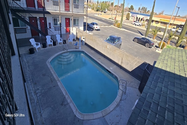 Foto van Toegankelijk tweepersoonsbed (Queen size)|Nsmk - Vakantiehuis in Victorville CA - Pool