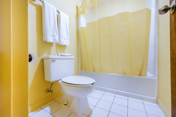 Foto van 2 tweepersoonsbedden | Roken toegestaan | Williamston - BathRoom