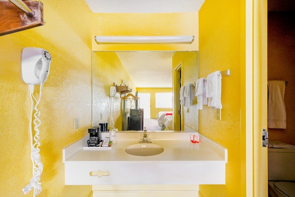 Foto van 2 tweepersoonsbedden | Roken toegestaan | Williamston - BathRoom
