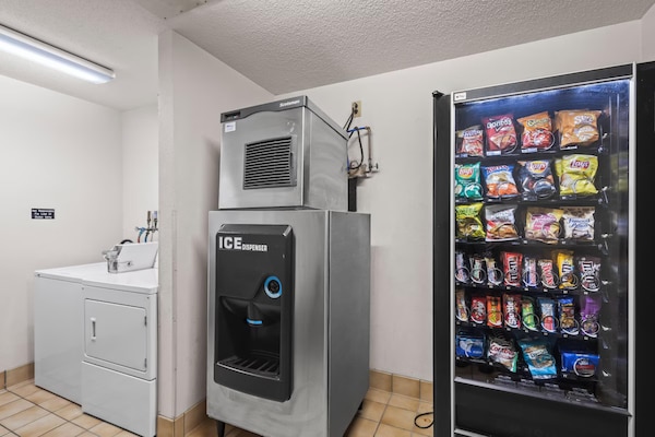Foto van 2 tweepersoonsbedden | NSMK | Wautoma Inn - Vakantiehuis in Wautoma WI - Facilities