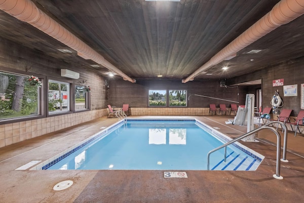 Foto van 2 tweepersoonsbedden | NSMK | Wautoma Inn - Vakantiehuis in Wautoma WI - HotelSwimmingPool