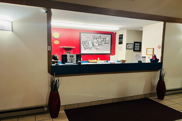 Foto van 2 tweepersoonsbedden | NSMK | Wautoma Inn - Vakantiehuis in Wautoma WI - HallReception