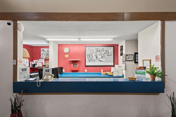 Foto van 2 tweepersoonsbedden | NSMK | Wautoma Inn - Vakantiehuis in Wautoma WI - HallReception