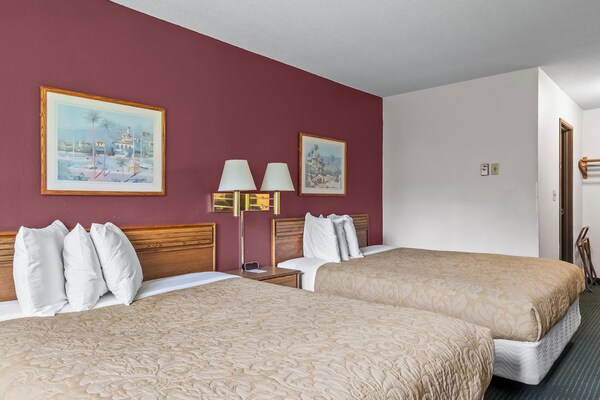 Foto van 2 tweepersoonsbedden | NSMK | Wautoma Inn - Vakantiehuis in Wautoma WI - BedRoom