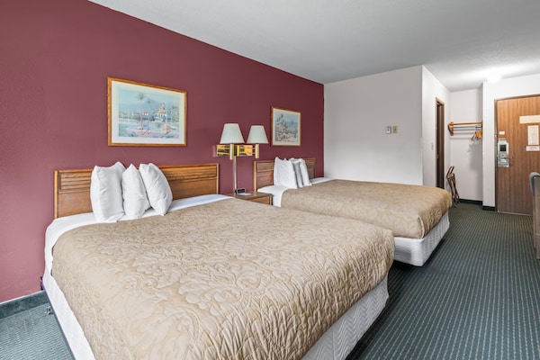 Foto van 2 tweepersoonsbedden | NSMK | Wautoma Inn - Vakantiehuis in Wautoma WI - BedRoom
