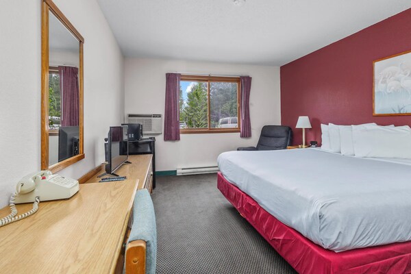 Foto van Queensize bed | NSMK | Wautoma Inn - Vakantiehuis in Wautoma WI - BedRoom