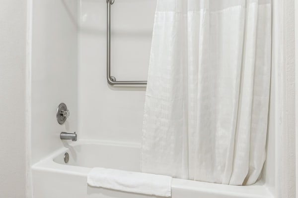 Foto van Queensize bed | NSMK | Wautoma Inn - Vakantiehuis in Wautoma WI - BathRoom