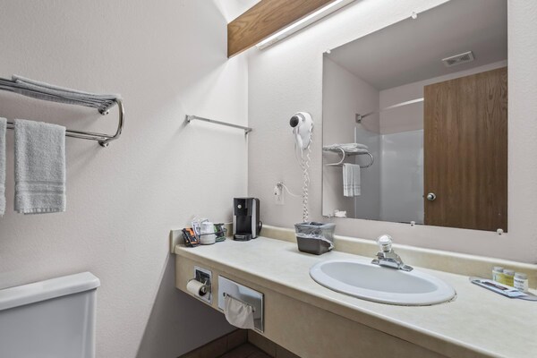 Foto van Queensize bed | NSMK | Wautoma Inn - Vakantiehuis in Wautoma WI - BathRoom
