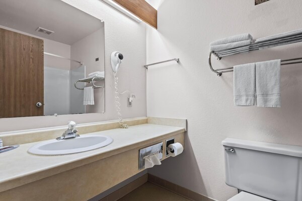 Foto van Queensize bed | NSMK | Wautoma Inn - Vakantiehuis in Wautoma WI - BathRoom