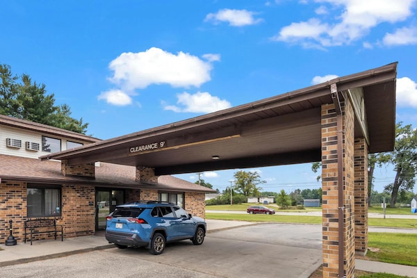 Foto van Queensize bed | NSMK | Wautoma Inn - Vakantiehuis in Wautoma WI - Outdoor