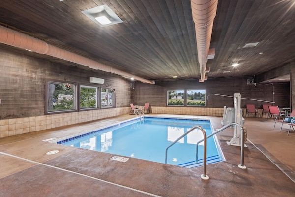 Foto van Queensize bed | NSMK | Wautoma Inn - Vakantiehuis in Wautoma WI - HotelSwimmingPool
