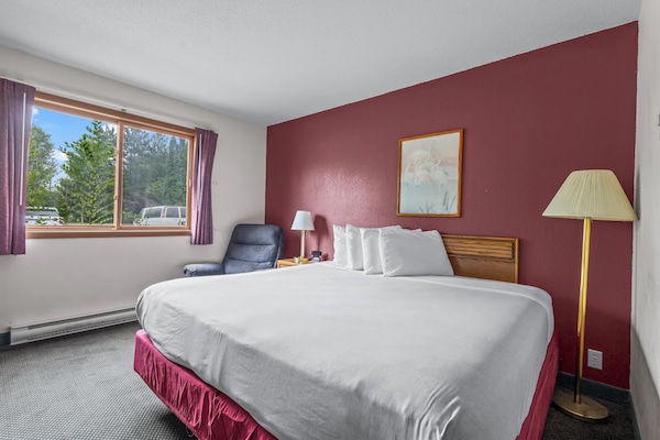 Foto van Queensize bed | NSMK | Wautoma Inn - Vakantiehuis in Wautoma WI - BedRoom