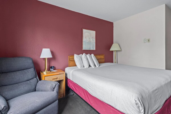 Foto van Queensize bed | NSMK | Wautoma Inn - Vakantiehuis in Wautoma WI - BedRoom