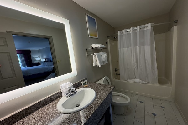 Foto van 1 Suite Met Kingsize Bed, Rokende Jacuzzi - Vakantiehuis in Hampton, SC - BedRoom