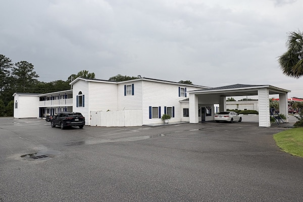 Foto van 1 Suite Met Kingsize Bed, Rokende Jacuzzi - Vakantiehuis in Hampton, SC - ExteriorSummer