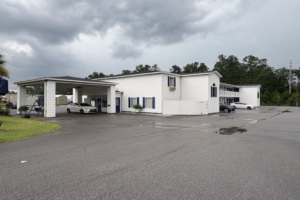 Foto van 1 Suite Met Kingsize Bed, Rokende Jacuzzi - Vakantiehuis in Hampton, SC - ExteriorSummer