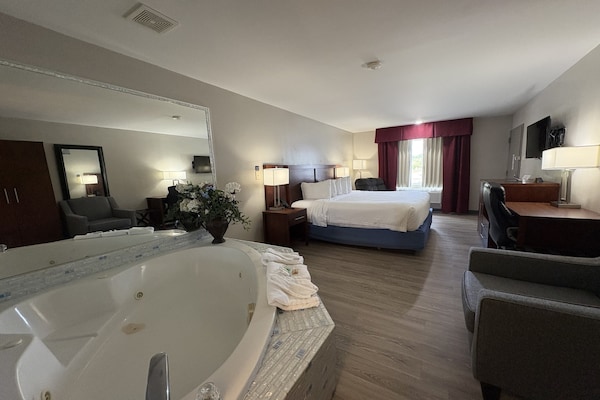 Foto van 1 Suite, Kingsize Bed, Niet-roken Jacuzzi - Vakantiehuis in Hampton, SC - BedRoom