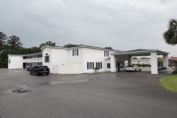 Foto van 1 Suite, Kingsize Bed, Niet-roken Jacuzzi - Vakantiehuis in Hampton, SC - ExteriorSummer