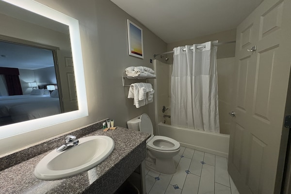 Foto van 1 Suite, Kingsize Bed, Niet-roken Jacuzzi - Vakantiehuis in Hampton, SC - BathRoom