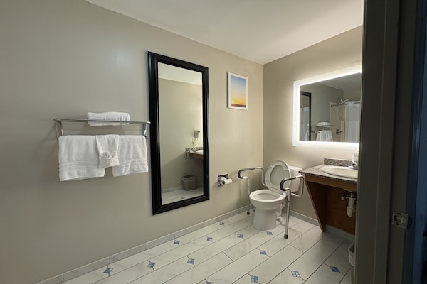 Foto van 1 Suite, Kingsize Bed, Niet-roken Jacuzzi - Vakantiehuis in Hampton, SC - BathRoom