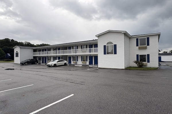 Foto van 1 Suite, Kingsize Bed, Niet-roken Jacuzzi - Vakantiehuis in Hampton, SC - ExteriorSummer