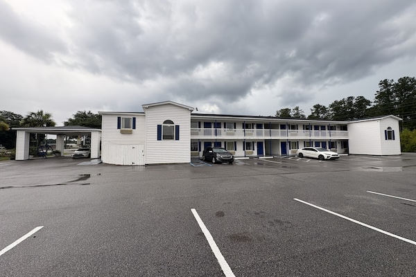 Foto van 1 Suite, Kingsize Bed, Niet-roken Jacuzzi - Vakantiehuis in Hampton, SC - ExteriorSummer