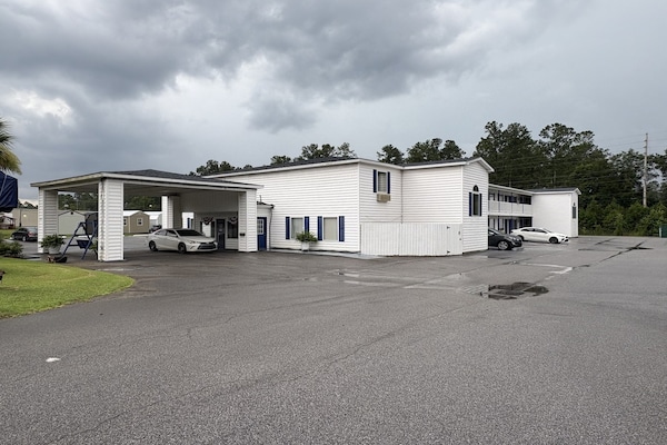 Foto van 1 Suite, Kingsize Bed, Niet-roken Jacuzzi - Vakantiehuis in Hampton, SC - ExteriorSummer