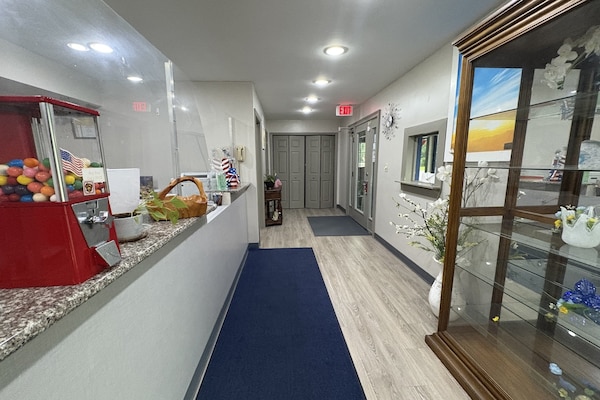 Foto van 1 Suite, Kingsize Bed, Niet-roken Jacuzzi - Vakantiehuis in Hampton, SC - HallReception