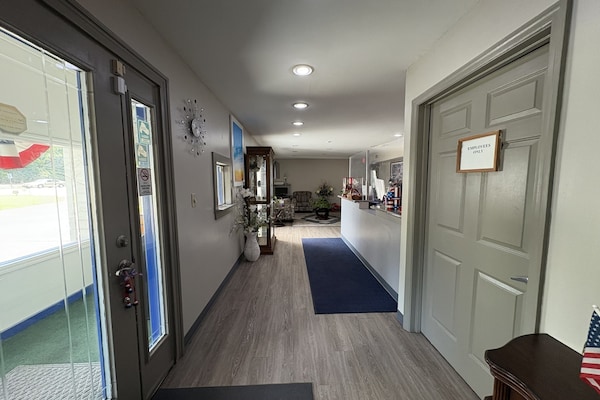 Foto van 1 Suite, Kingsize Bed, Niet-roken Jacuzzi - Vakantiehuis in Hampton, SC - HallReception