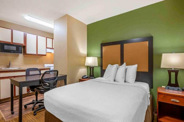 Foto van 1 Queensize Bed | Mobil Access Tub Ste Smk Ktchn - Vakantiehuis in Florence - BedRoom