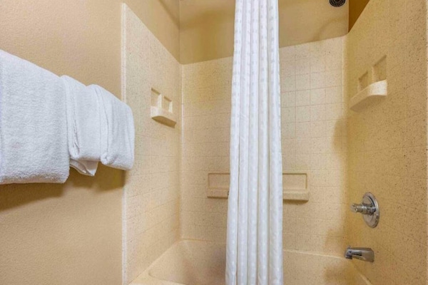 Foto van 1 Queensize Bed | Mobil Access Tub Ste Smk Ktchn - Vakantiehuis in Florence - BathRoom