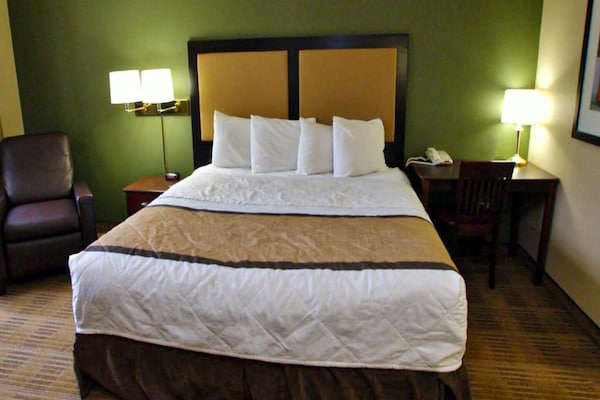 Foto van 1 Queensize Bed | Niet-roken, Keuken - Vakantiehuis in Huntsville AL - BedRoom