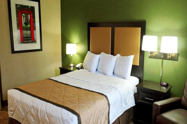 Foto van 1 Queensize Bed | Niet-roken, Keuken - Vakantiehuis in Huntsville AL - BedRoom