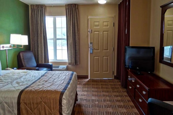 Foto van 1 Queensize Bed | Mobil Access Tub Nsmk-keuken - Vakantiehuis in Huntsville AL - BedRoom