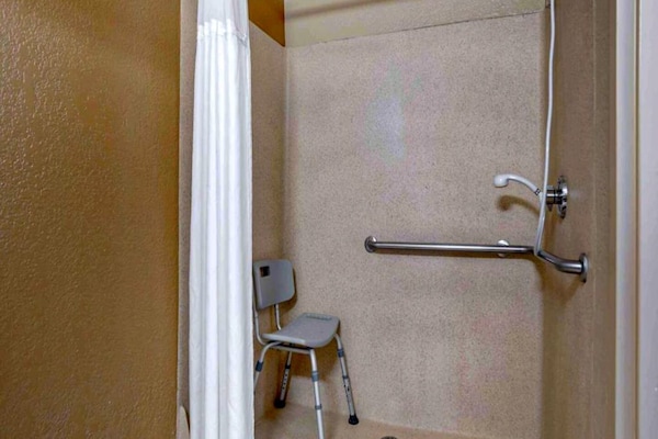 Foto van 1 Queensize Bed | Mobil Access Tub Nsmk-keuken - Vakantiehuis in Huntsville AL - BathRoom