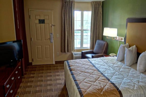 Foto van 1 Queensize Bed | Mobil Access Tub Nsmk-keuken - Vakantiehuis in Huntsville AL - BedRoom