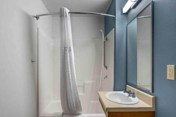 Foto van 1 Slaapkamer | Ada/ri Douche/suite/keuken - Vakantiehuis in Bossier City - BathRoom
