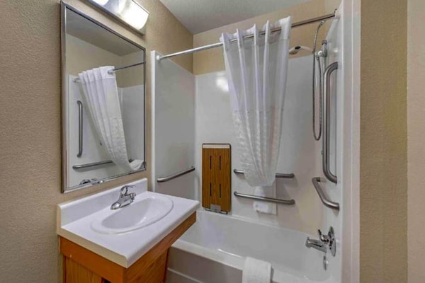 Foto van 1 Slaapkamer | Ada/ri Douche/suite/keuken - Vakantiehuis in Bossier City - BathRoom