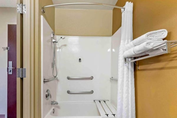 Foto van 1 Queensize Bed | Niet-roken, Keuken, Slaapbank - Vakantiehuis in Fairfield - BathRoom