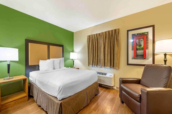 Foto van 1 Queensize Bed | Suite, Niet-roken, Keuken - Vakantiehuis in Indianapolis IN - BedRoom
