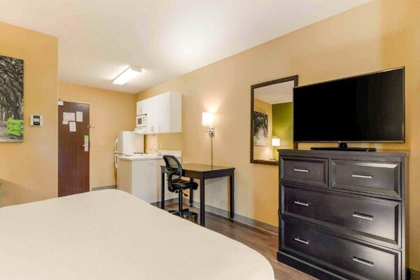 Foto van 1 Queensize Bed | Niet-roken, Keuken, Slaapbank - Vakantiehuis in Indianapolis IN - BedRoom
