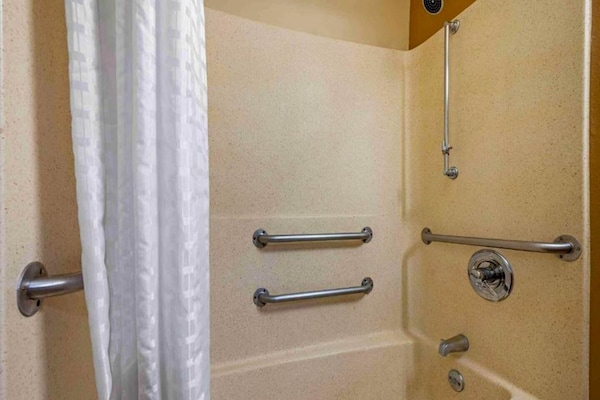 Foto van 1 Queensize Bed | Niet-roken, Keuken, Slaapbank - Vakantiehuis in Indianapolis IN - BathRoom