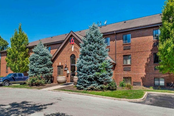 Foto van 1 Queensize Bed | Niet-roken, Keuken, Slaapbank - Vakantiehuis in Indianapolis IN - ExteriorSummer
