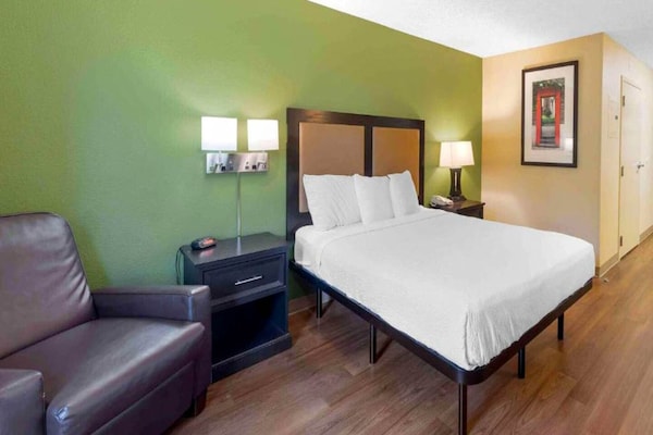 Foto van 1 Queensize Bed | Niet-roken, Keuken, Slaapbank - Vakantiehuis in Indianapolis IN - BedRoom