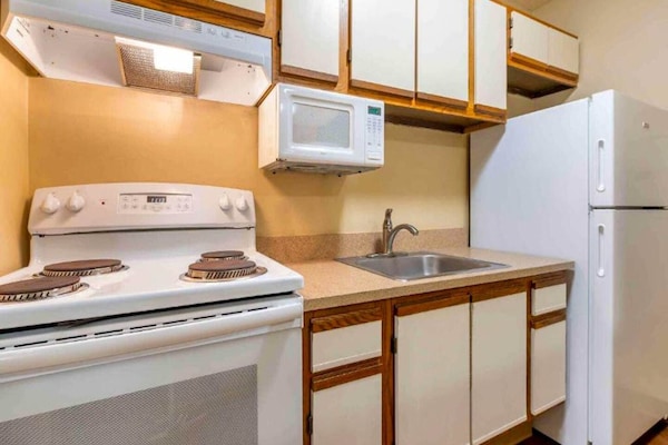 Foto van 1 Queensize Bed | Mobil Access Tub Ste Smk Ktchn - Vakantiehuis in Indianapolis IN - Kitchen