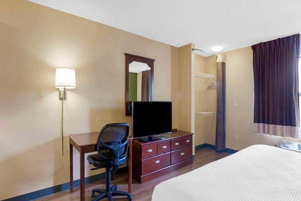 Foto van 1 Queensize Bed | Mobil Access Tub Ste Smk Ktchn - Vakantiehuis in Indianapolis IN - BedRoom